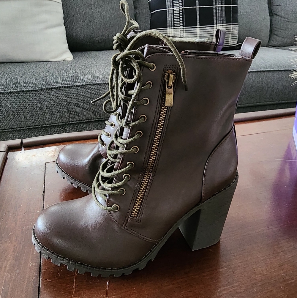 Women's Lace-Up Ankle Boots - Brown